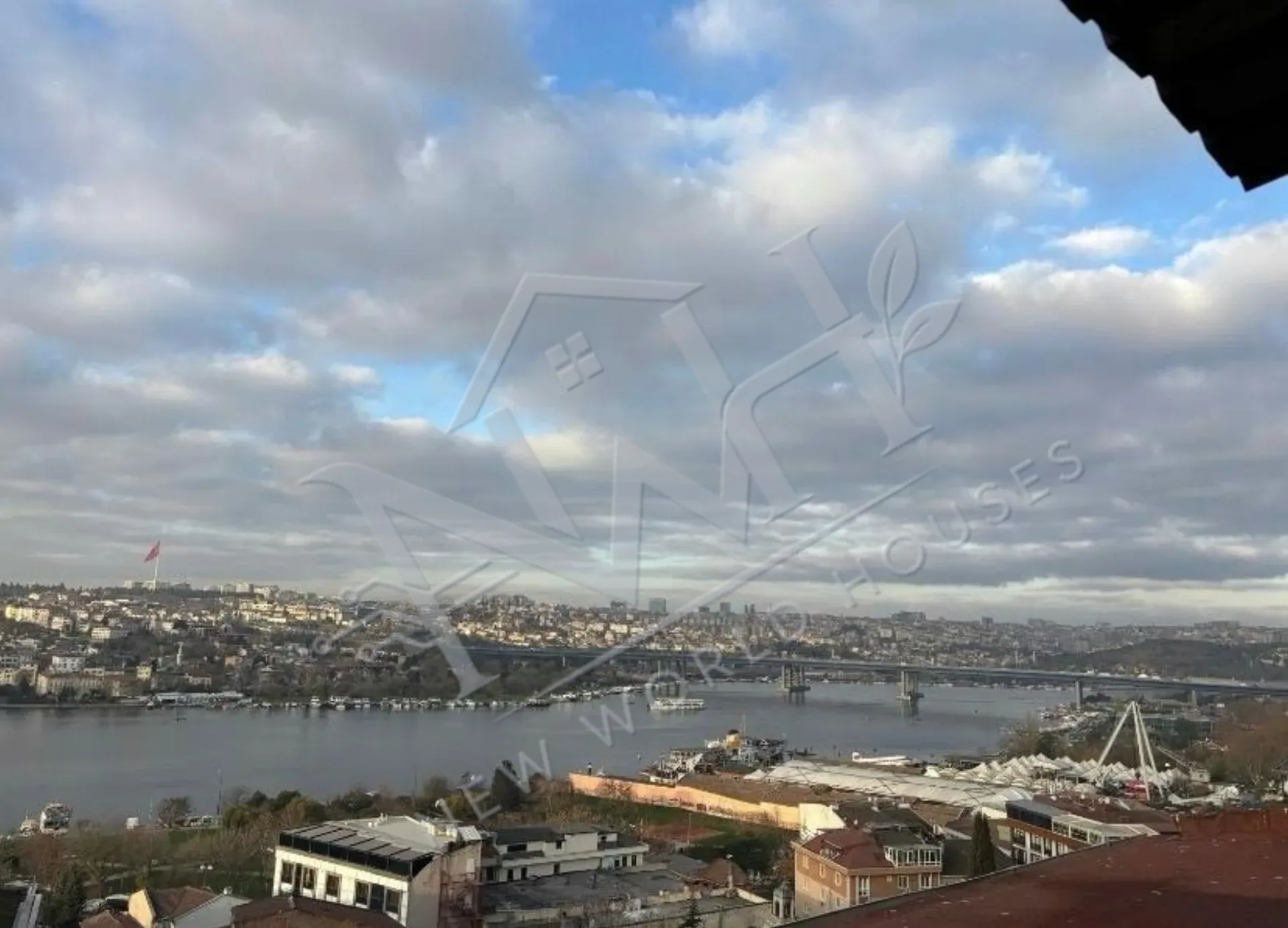 BEYOĞLUNDA EŞSİZ HALİÇ MANZARALI SATILIK 2+1 DAİRE