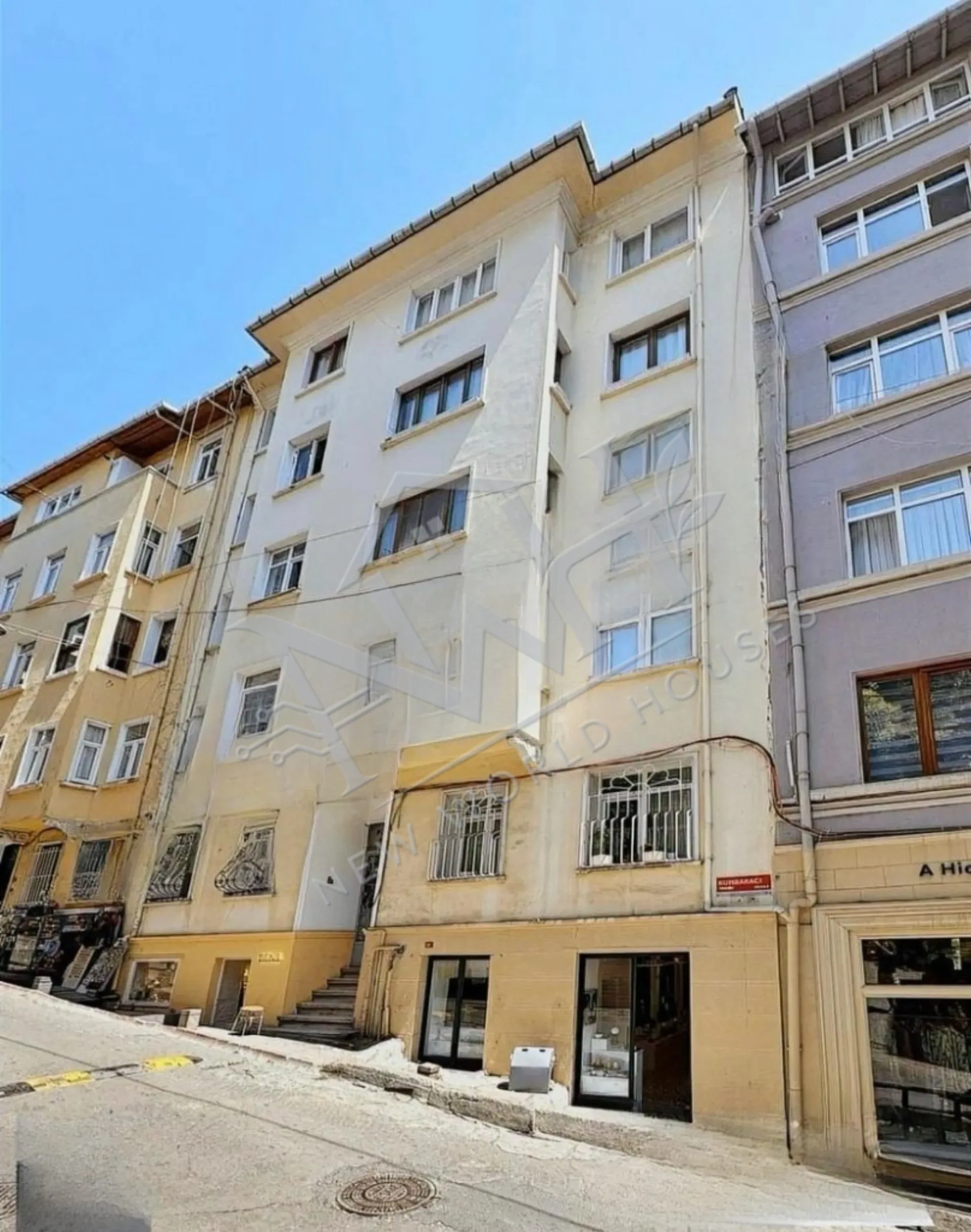2+1 APARTMENT FOR SALE IN A HISTORIC BUILDING IN BEYOĞLU WITH SEA VIEW