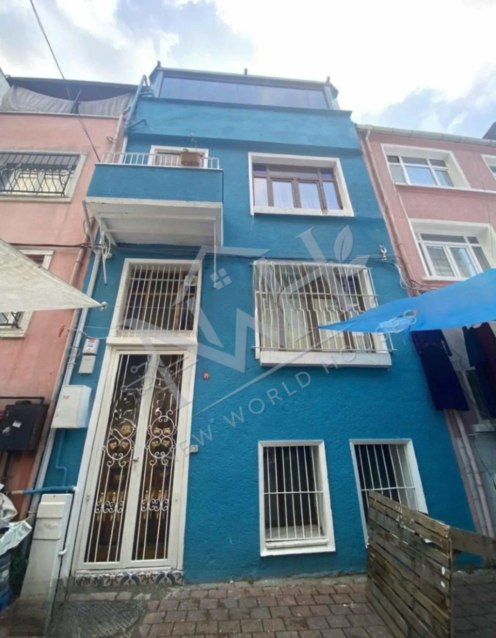 BUILDING FOR SALE WITH INDIVIDUAL TITLE DEED IN A CENTRAL LOCATION IN FATIH