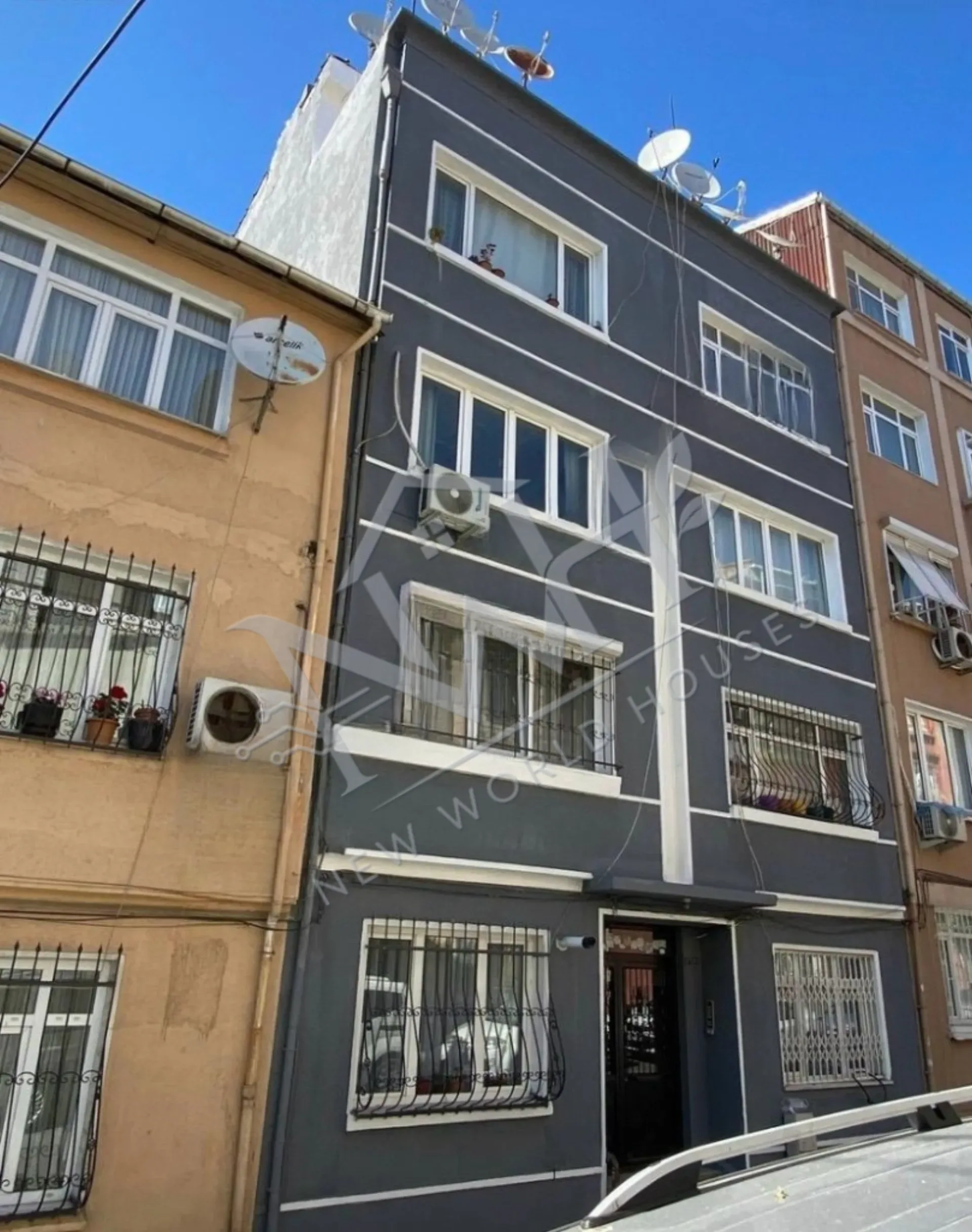 1+1 APARTMENT FOR SALE ON AN INTERMEDIATE FLOOR WITH BALCONY IN BEYOĞLU