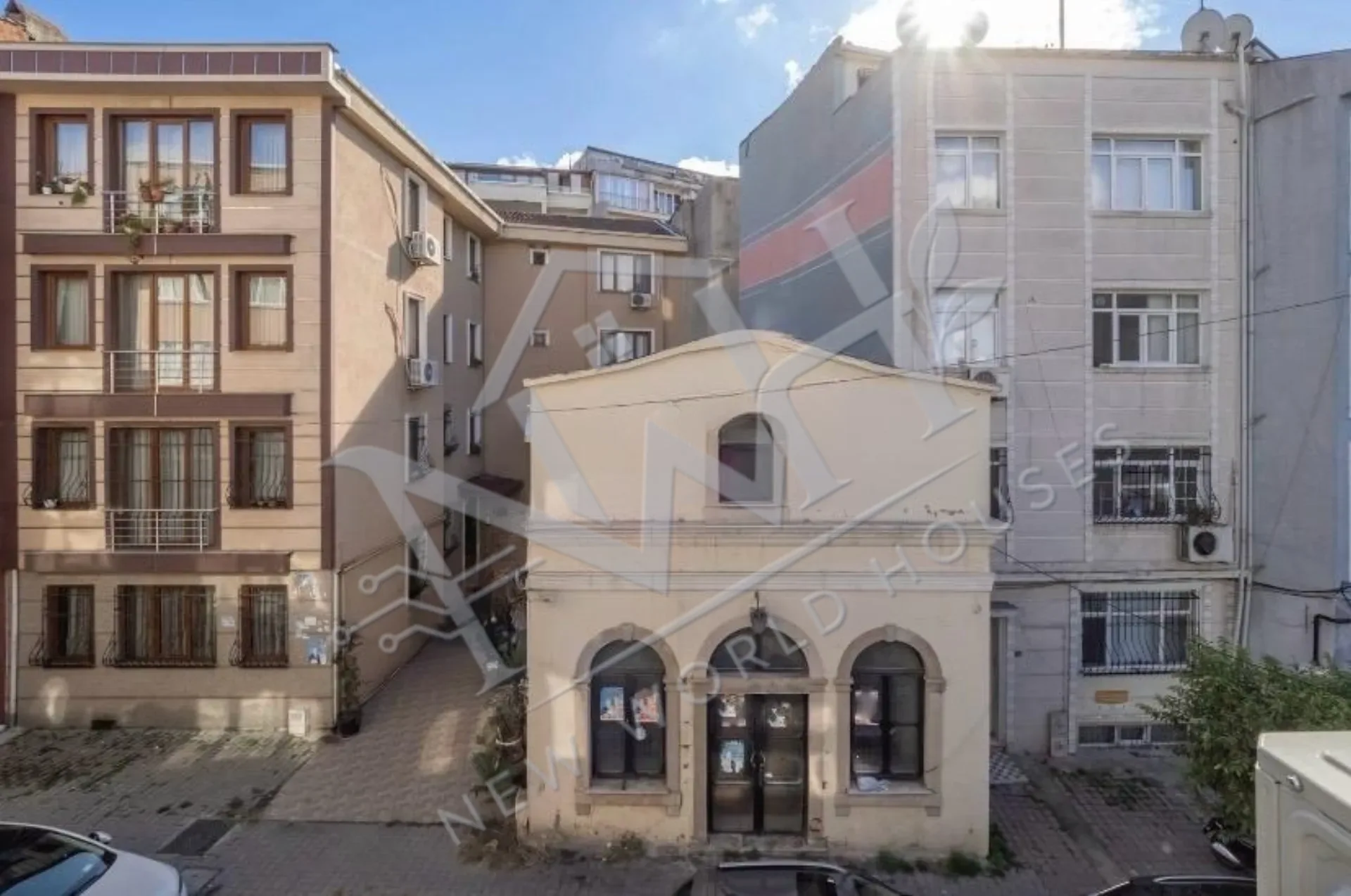 1+1 APARTMENT FOR SALE ON AN INTERMEDIATE FLOOR WITH BALCONY IN BEYOĞLU