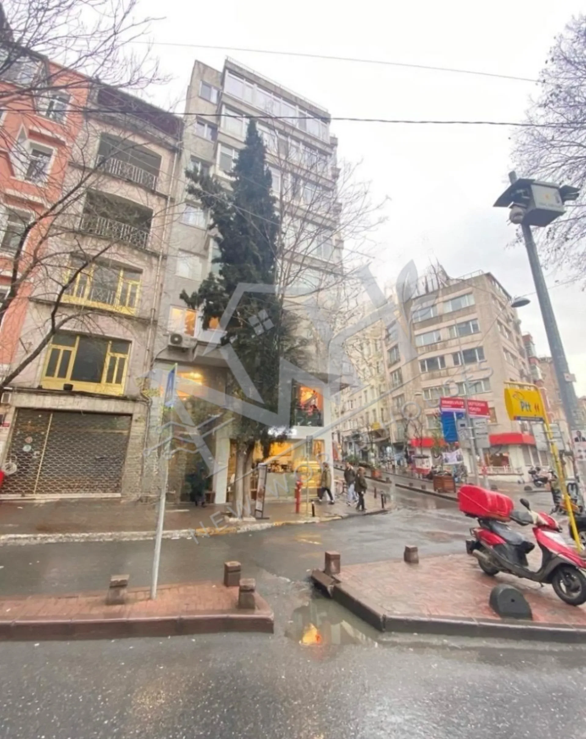 1+1 APARTMENT FOR SALE IN A BUILDING WITH ELEVATOR IN BEYOĞLU CİHANGİR CENTER.