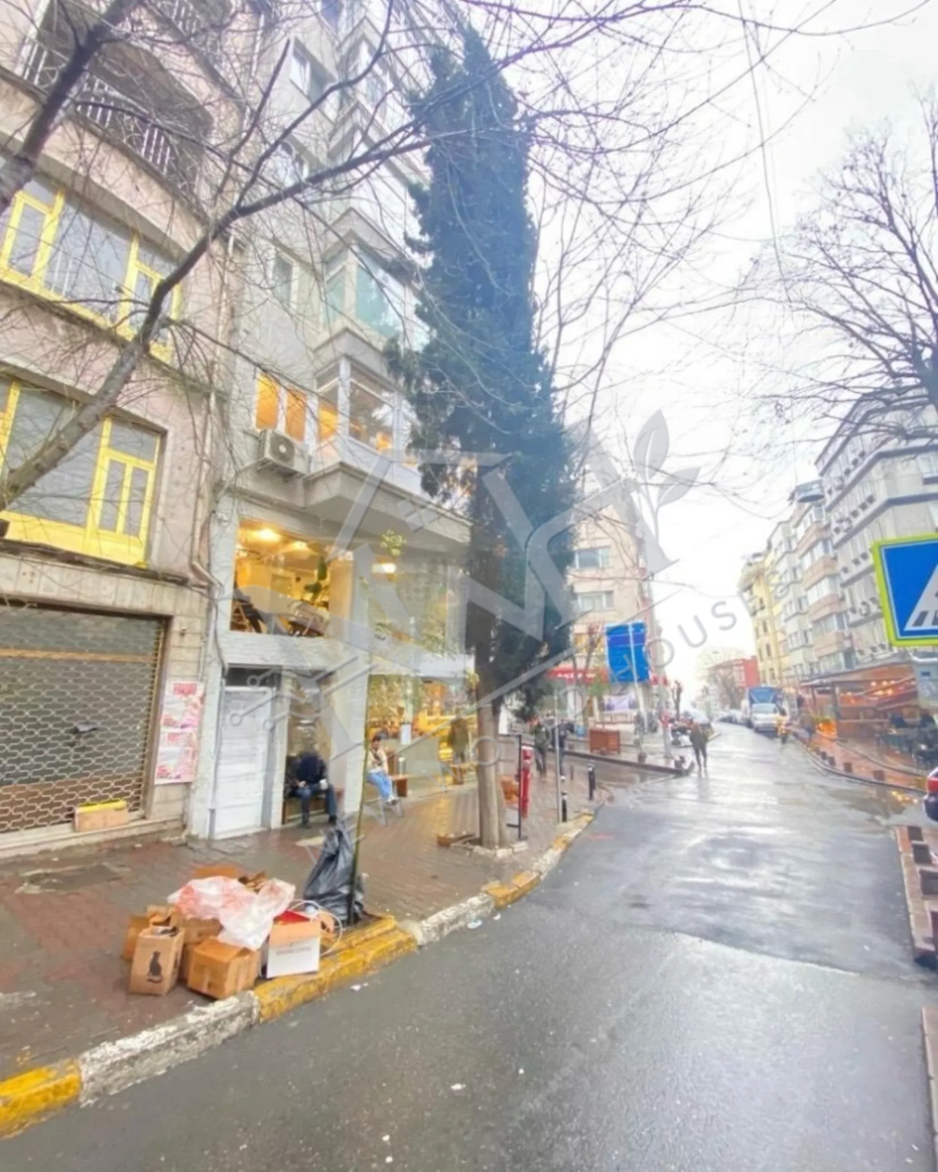 1+1 APARTMENT FOR SALE IN A BUILDING WITH ELEVATOR IN BEYOĞLU CİHANGİR CENTER.