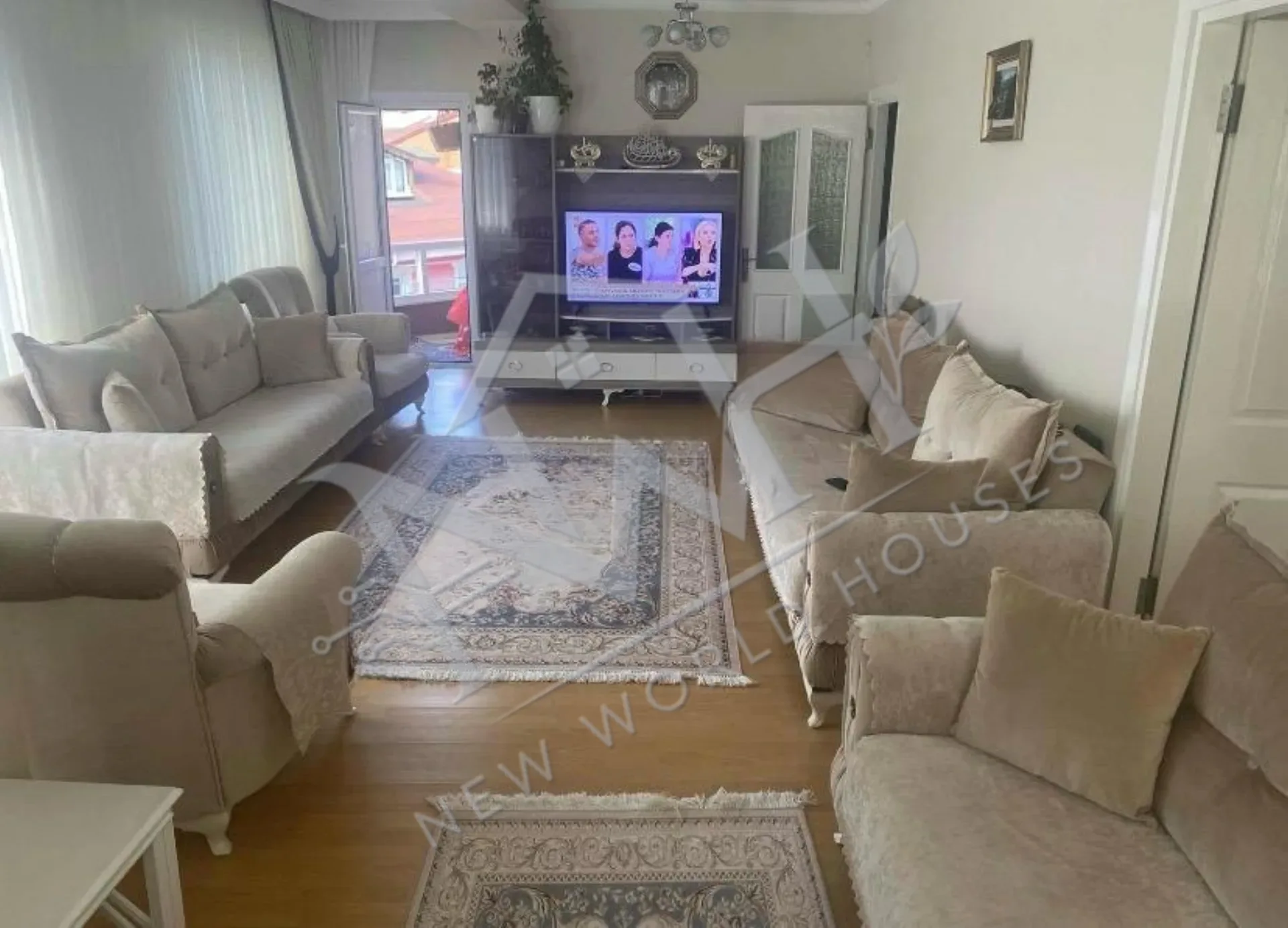 SPACIOUS 4+1 APARTMENT WITH GOLDEN HORN VIEW IN BEYOĞLU.