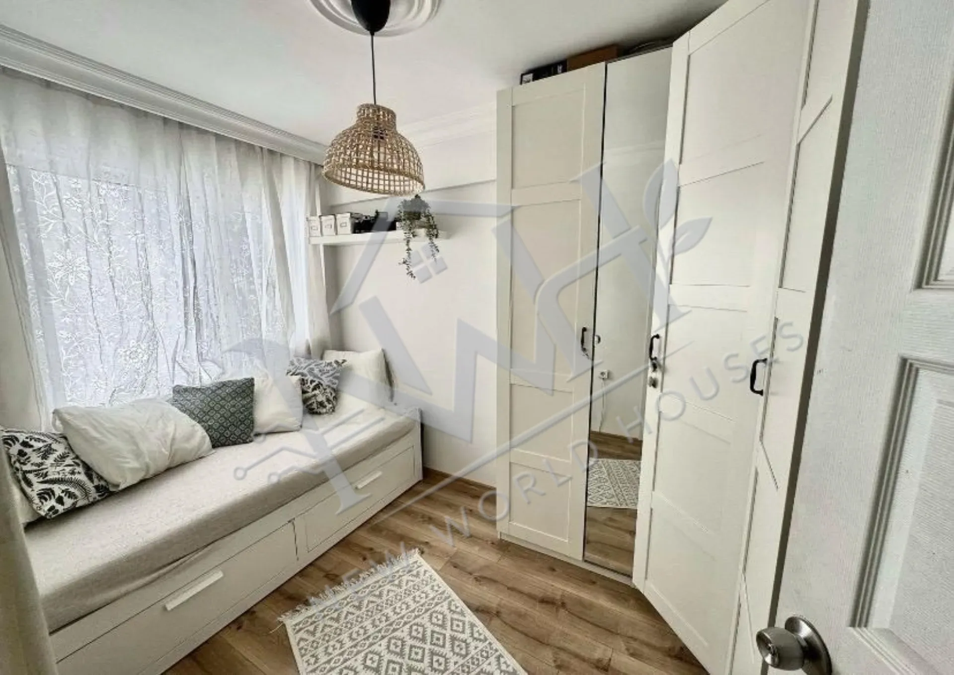 Spacious and airy 2+1 apartment for sale in Beşiktaş Türkali.