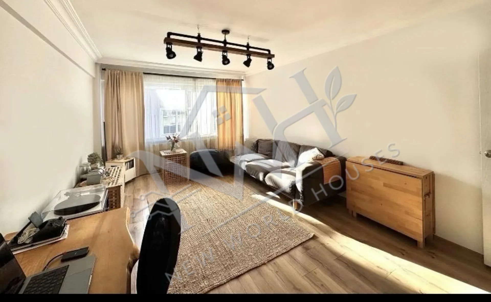 Spacious and airy 2+1 apartment for sale in Beşiktaş Türkali.