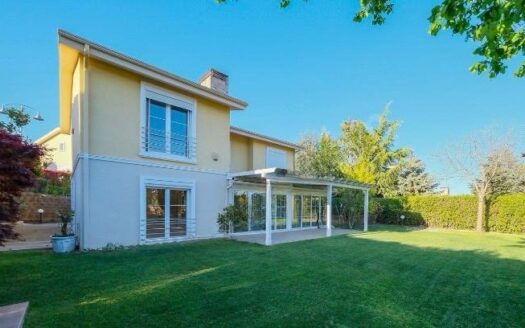 EXCLUSIVE 3+1 VILLA WITH 650 m² PRIVATE GARDEN – AKFIRAT EVLERİ